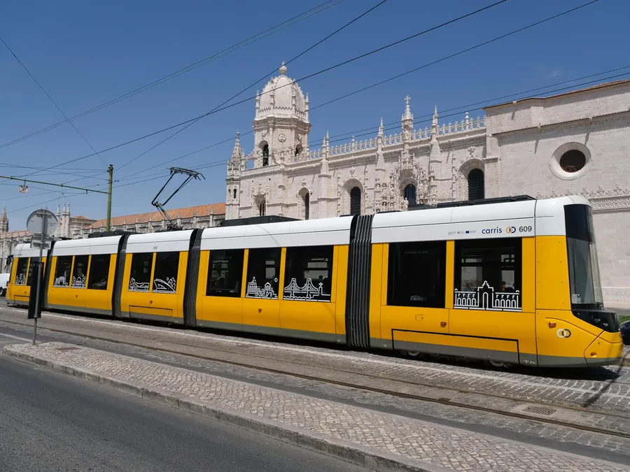 Elétrico moderno da CARRIS junto ao Mosteiro dos Jerónimos