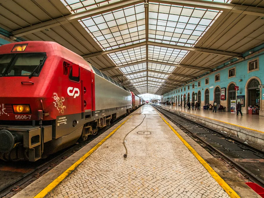 Comboio suburbano da CP numa estação de Lisboa