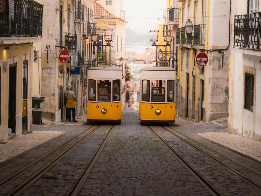 Dois ascensores da Bica a cruzarem-se