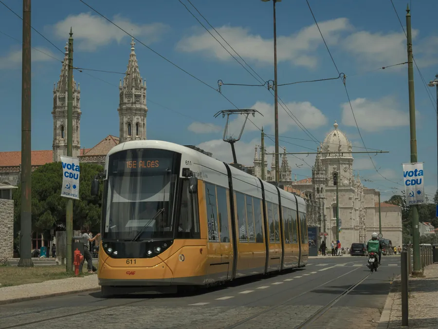 Elétrico da CARRIS em frente ao Mosteiro dos Jerónimos em Belém